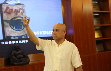 中国著名诗人雍平为国丰酱酒即兴赋诗(视频)